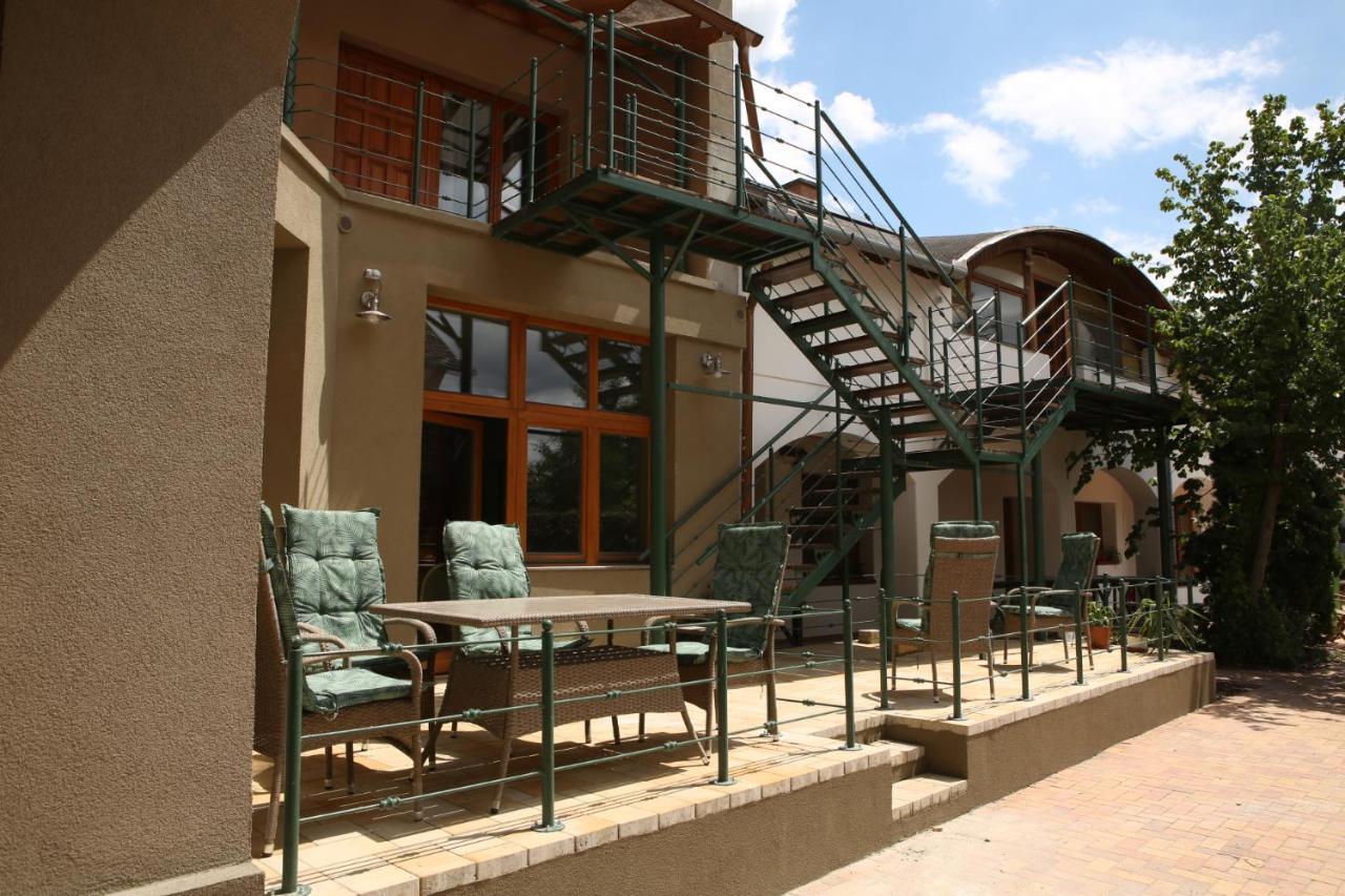 Hunyadi Panzió-Apartman Makó Exterior foto